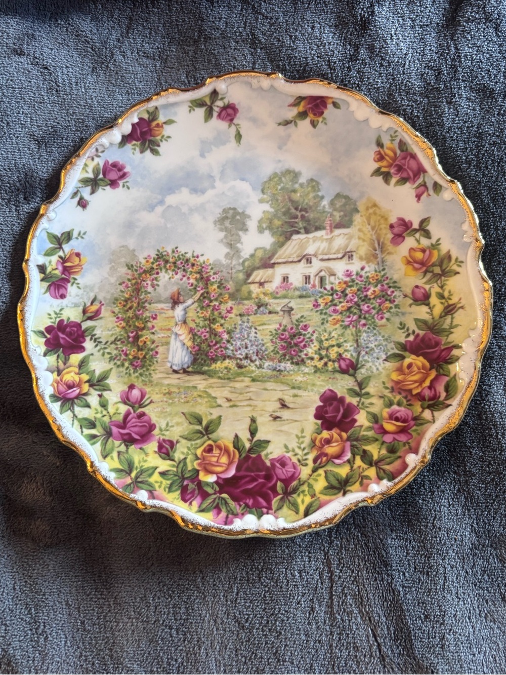 Royal Albert "25th Anniversary of Old Country Roses" collector plate